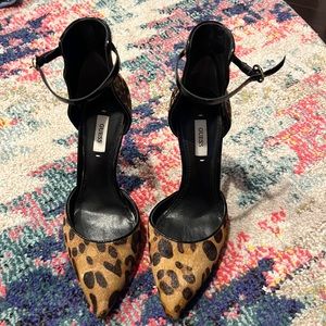 Guess heels. Closed toe. Ankle strap leopard prints